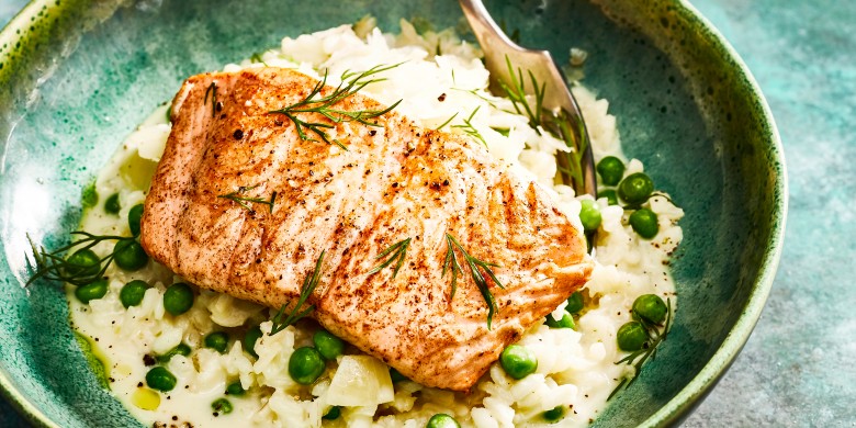 Doperwtenrisotto met gebakken zalm