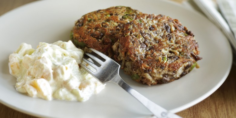 Bonenkoeken met mango-komkommerroom en korianderrijst