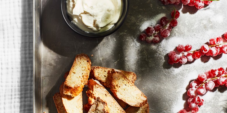 ‘Bevroren’ aalbessen met vanilleroom en amandelbiscotti