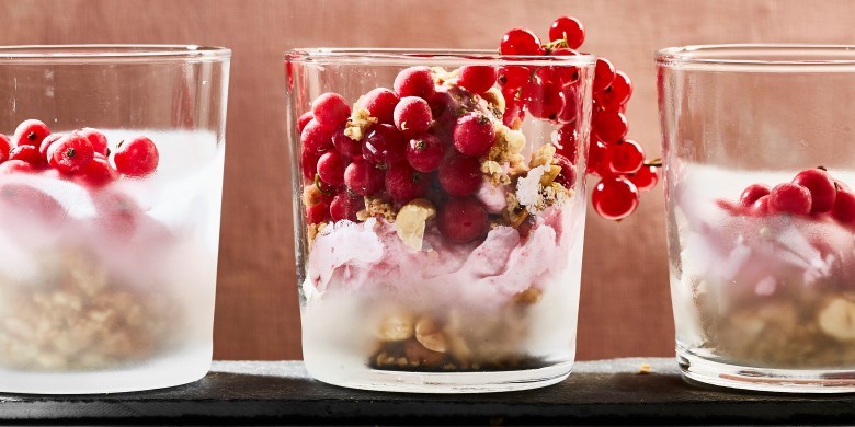 Frozen yoghurt met aalbessen en granola