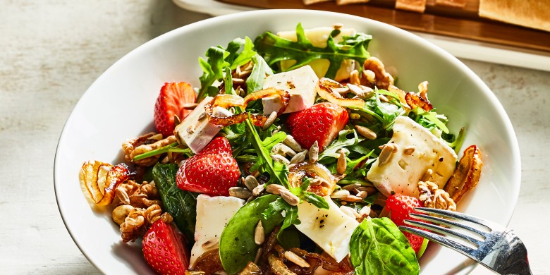 Spinaziesalade met aardbei, gekaramelliseerde ui en brie