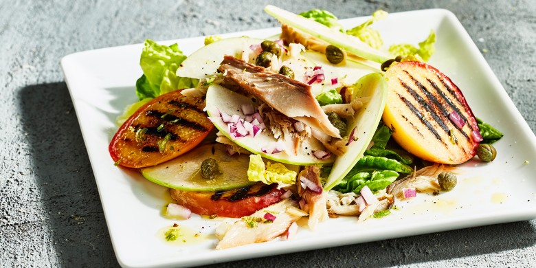 Makreelsalade met groene appel en gegrilde nectarine