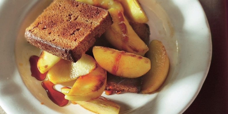 Gebakken appel met geroosterde kruidkoek