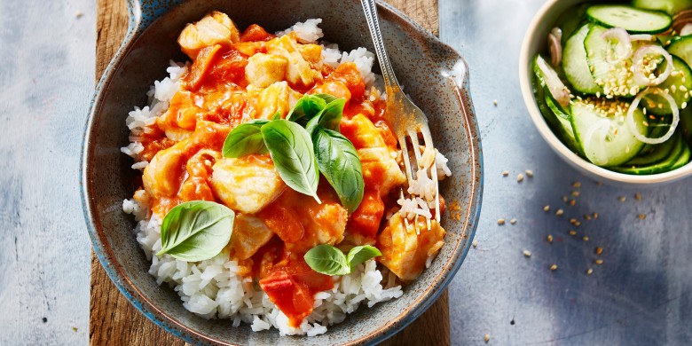 Viscurry met komkommersalade