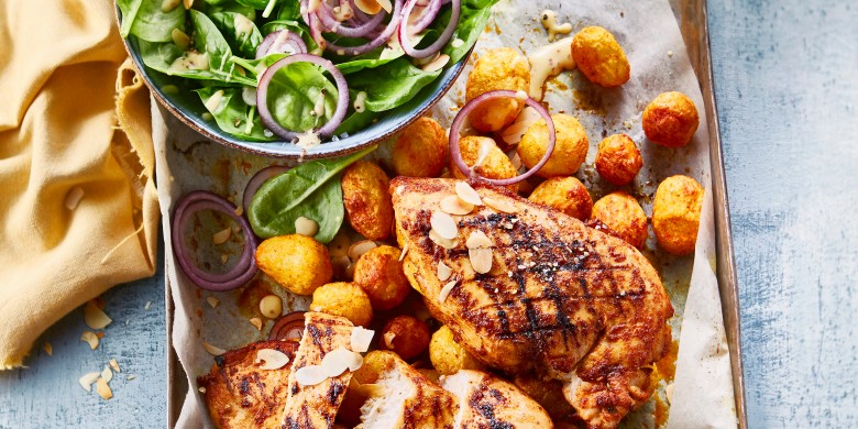 Gegrilde kip met geroosterde kerriekrieltjes en spinaziesalade