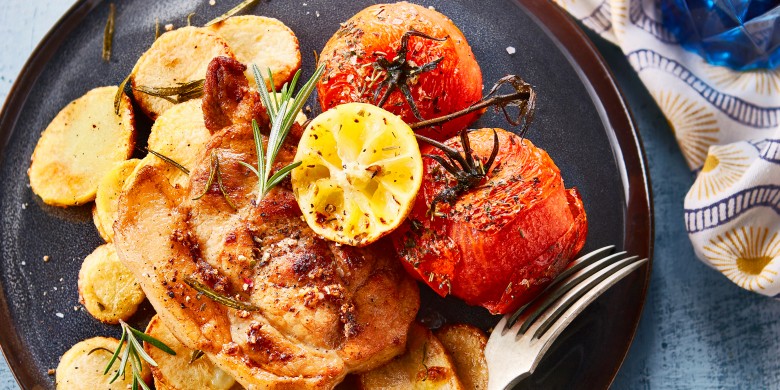 Rozemarijnaardappeltjes met karbonade en geroosterde tomaten