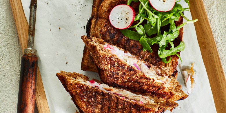 Tosti met makreel en radijsspread