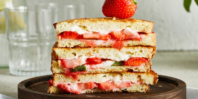 Aardbeien-pantosti met roomkaas en basilicum