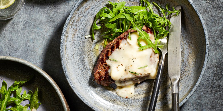 Gegrilde biefstuk met rozemarijn, knoflook en gorgonzola ‘melt’