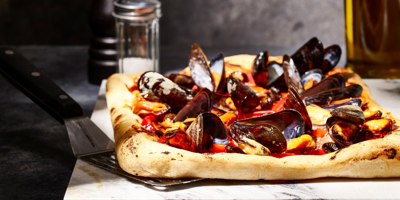 Plaatpizza met mosselen en ansjovis