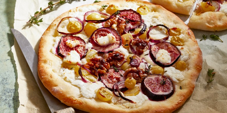 Pizza bianca met druiven, vijgen, geitenkaas en walnoten