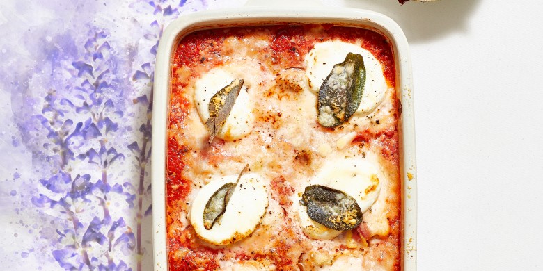 Gegratineerde kip in salie-tomatensaus