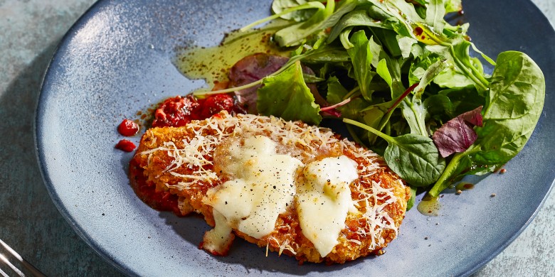 Kip parmigiana met aardappeltjes en salade