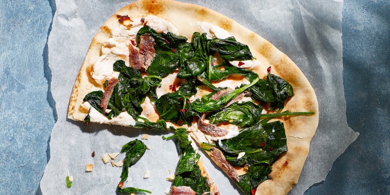 Snelle pizza met ricotta, spinazie en ansjovis