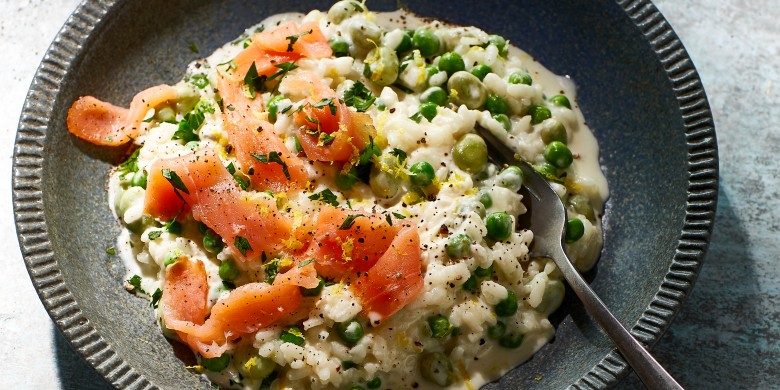 Risotto met groene groenten en gerookte zalm