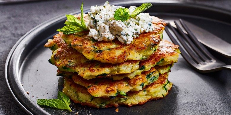 Courgettepannenkoekjes met frisse hüttenkäse 