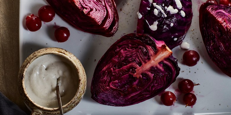 Gesmoorde rodekool met druiven en blauwekaasdressing