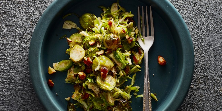 Spruitjessalade met dadels, amandelen en citrusvinaigrette