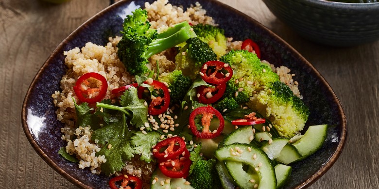 Gestoomde broccolisalade met quinoa en sesam-avocadodressing