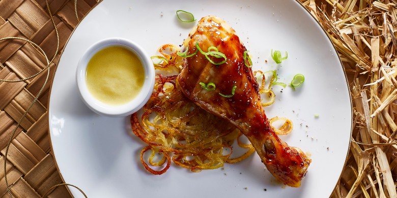 Drumsticks met gouden paprikasaus en stro-rösti