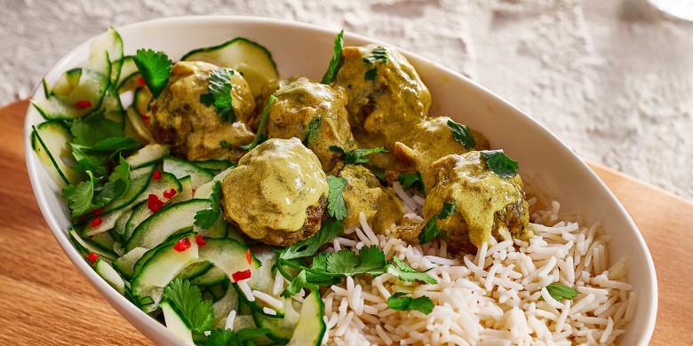 Rijst met kerrieballetjes en komkommersalade