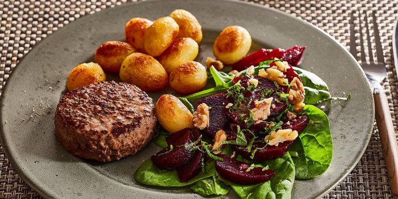 Rodebietensalade met rundertartaar en krieltjes