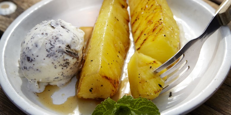 Gegrilde ananas met ‘chocolate chunk’ roomijs