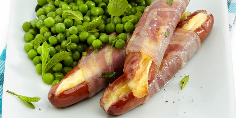 Gegrilde Frankfurter worstjes met spek en kaas