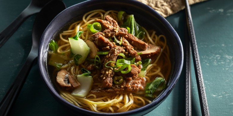 Noedelsoep met champignons en runderreepjes