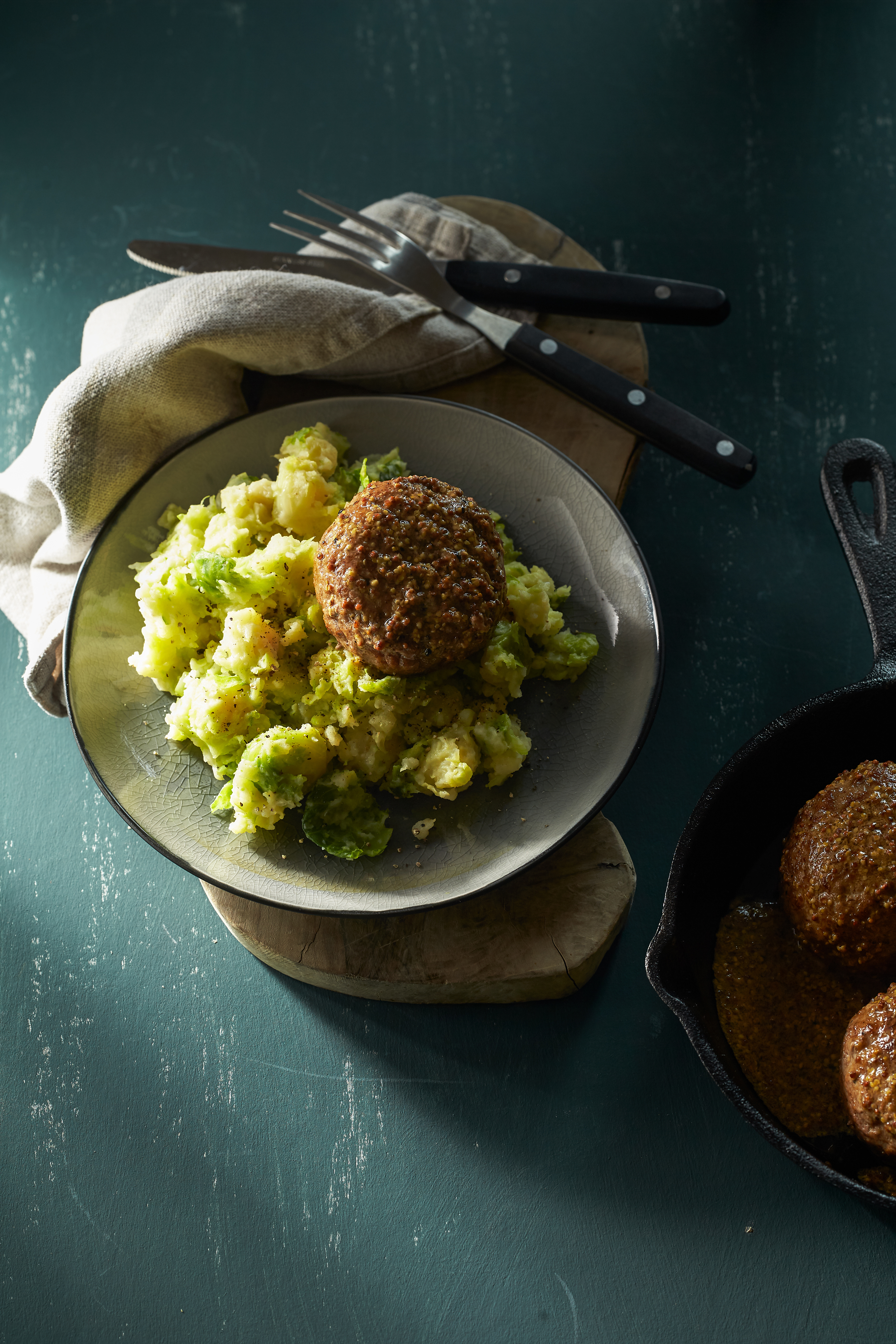 Spruitjesstamppot met cajun-gehaktballen