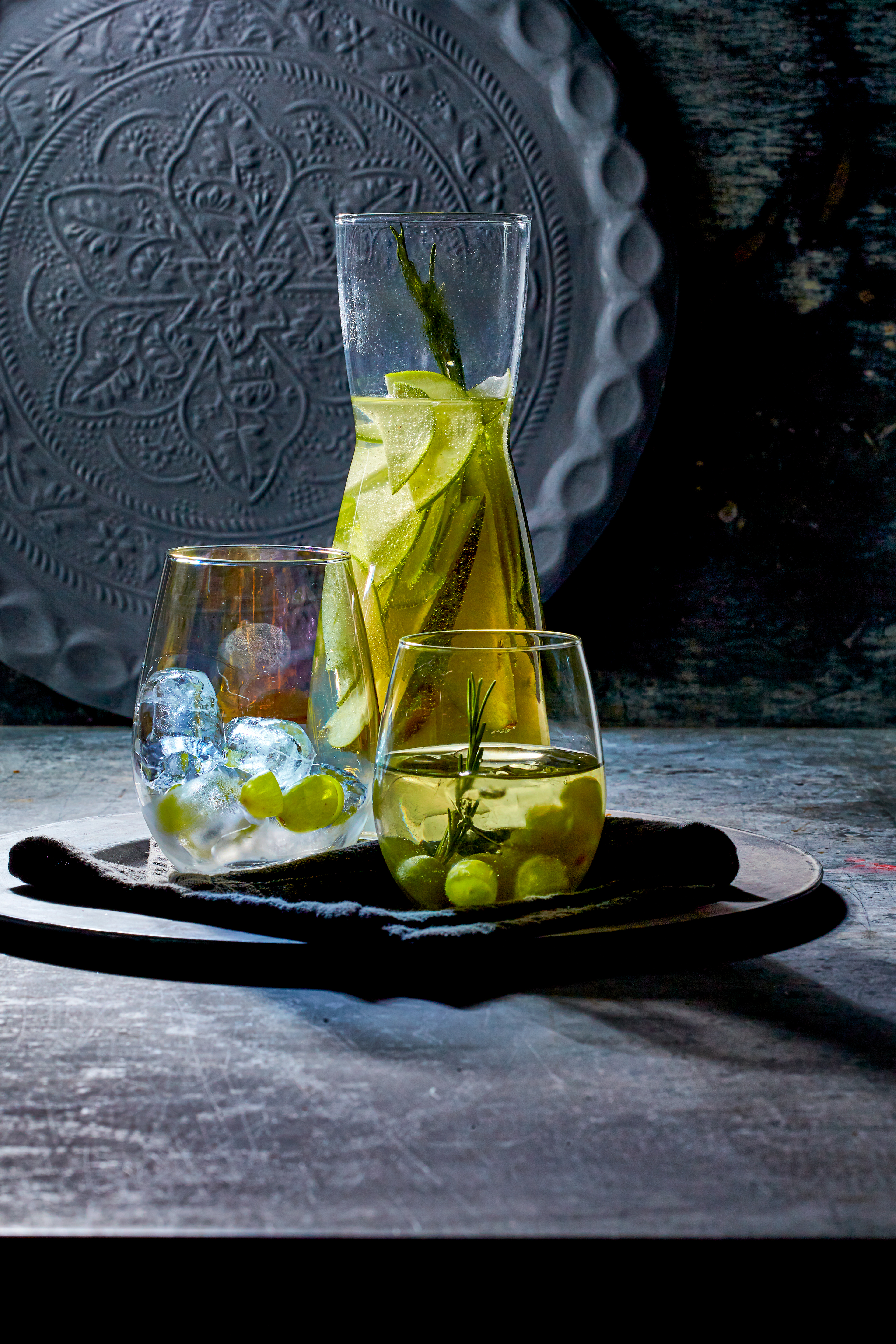 Witte sangria met appel, peer en rozemarijn