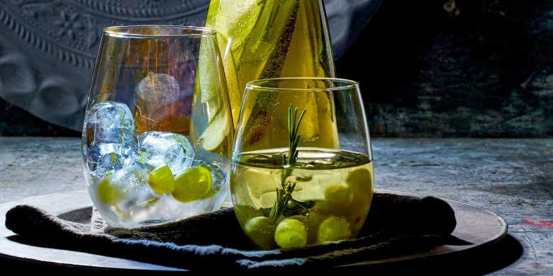 Witte sangria met appel, peer en rozemarijn