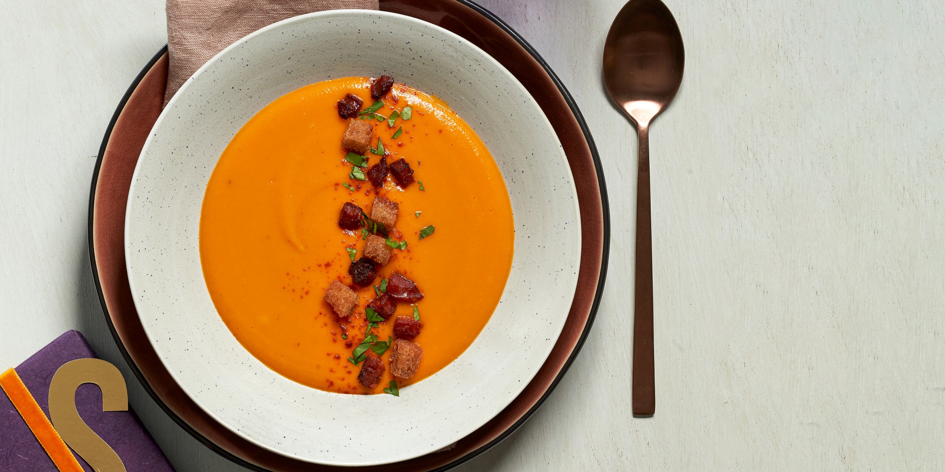Spaanse pompoensoep met chorizo en speculaascroutons