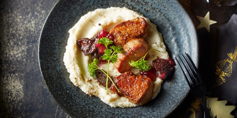 Varkenshaas met sinaasappel en pruimen op selderijpuree	