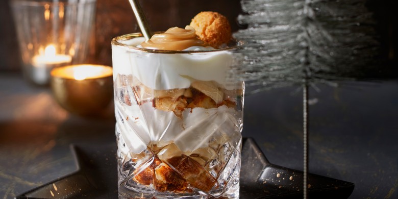 Roomijs met bitterkoekjes, banaan en fudgesaus