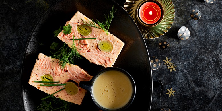 Zalmterrine met prei en wittewijnsaus
