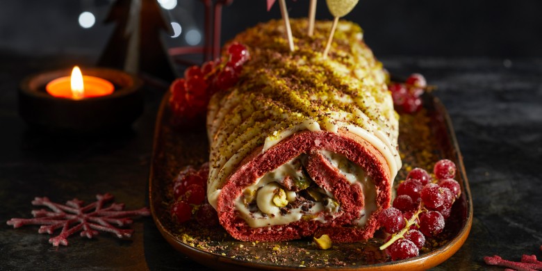 Red velvet-kerstrol met pistache
