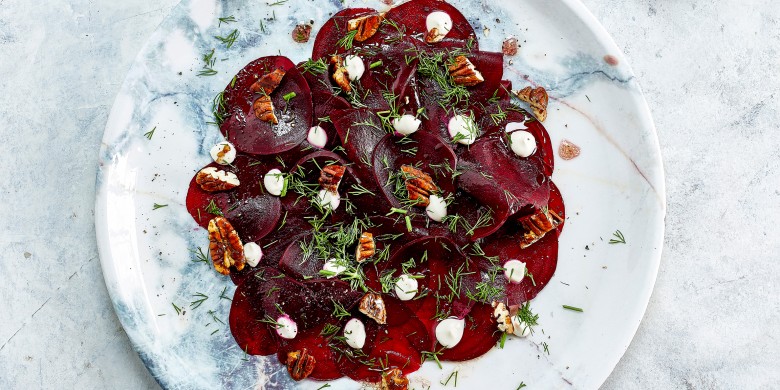 Bietencarpaccio met gekaramelliseerde pecannoten en geitenkaas