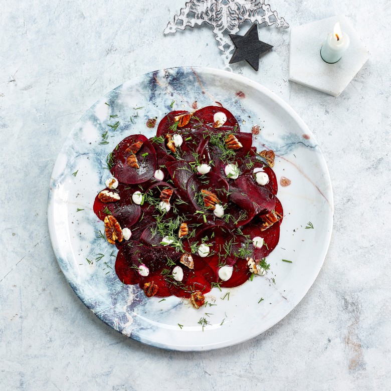 Bietencarpaccio met gekaramelliseerde pecannoten en geitenkaas