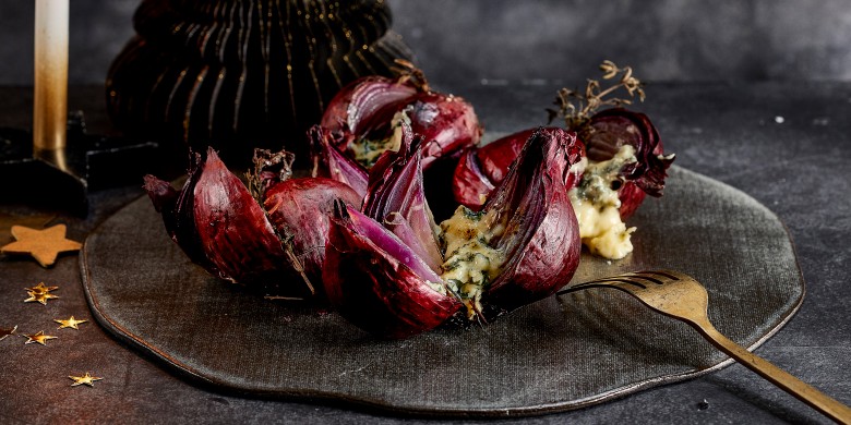 Gepofte rode ui met balsamico en blauwe kaas