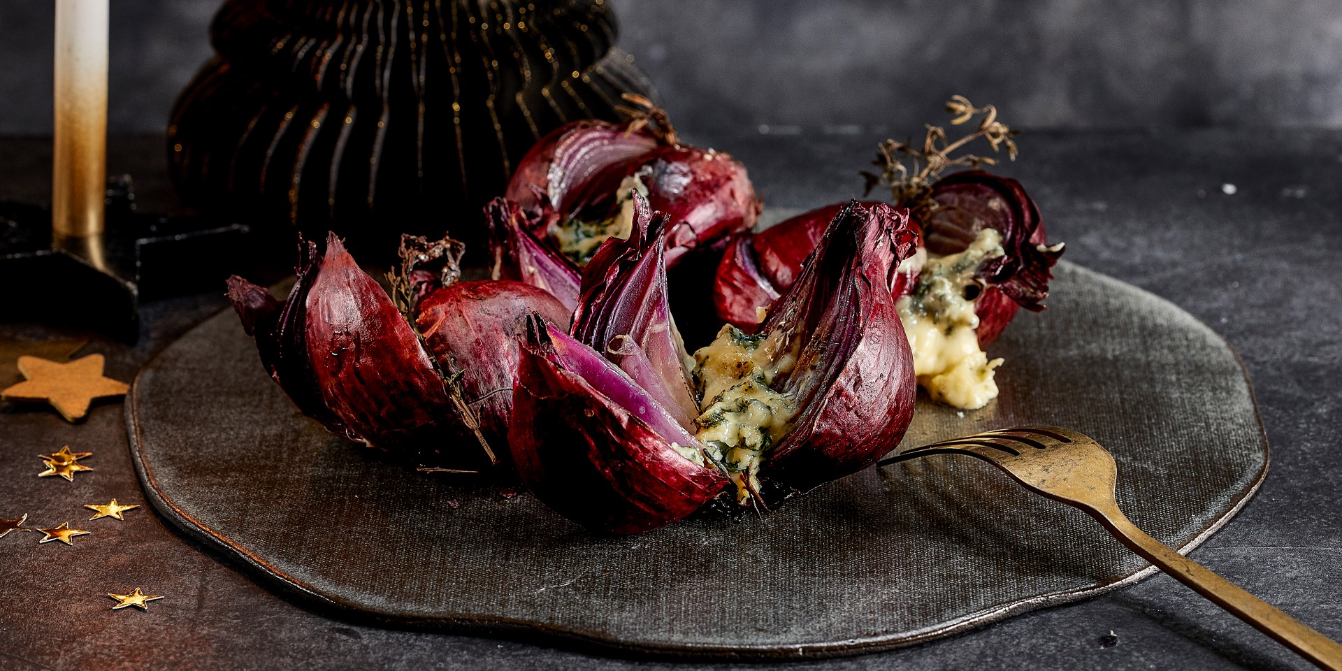 Gepofte rode ui met balsamico en blauwe kaas