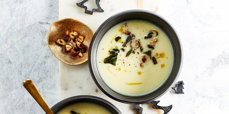 Knolselderijsoep met hazelnoten-saliecrunch