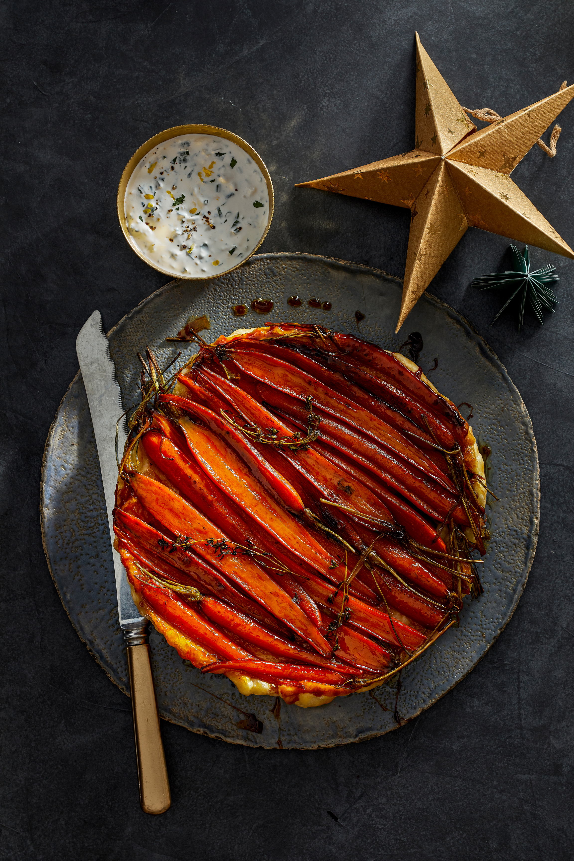 Wortel-tarte Tatin met kruiden-crème fraîche
