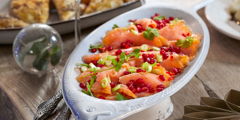 Gerookte zalm met citrusdressing en granaatappel