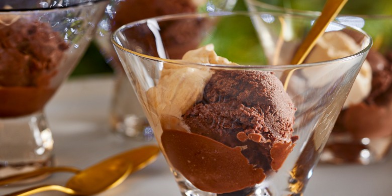 Chocolade-port-roomijs met kruidige crème fraîche