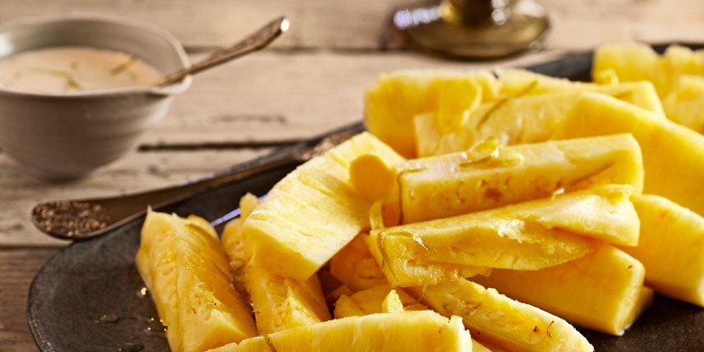 Ananas in limoen-gembersiroop met mascarpone-yoghurt