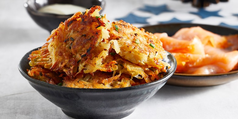 Latkes met gerookte zalm en bieslookroom