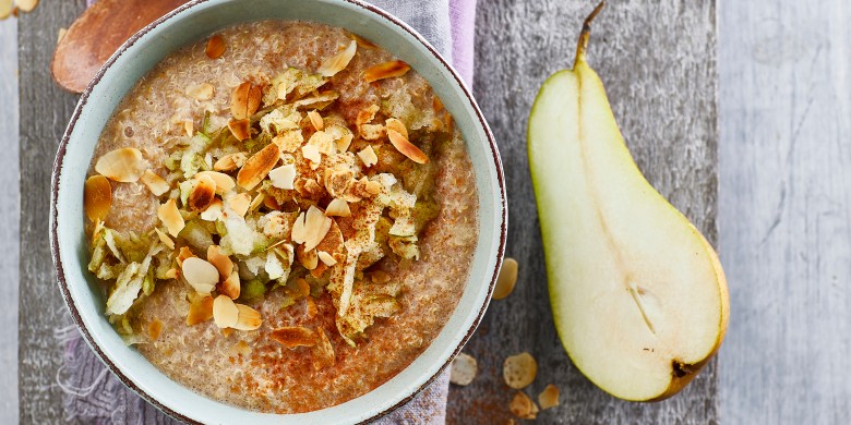 Quinoa-pap met kaneel, kardemom en peer
