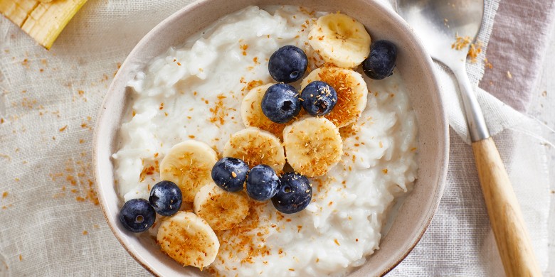 Rijstepap met kokos, banaan en bessen