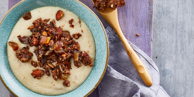Griesmeelpap met dadels en homemade granola